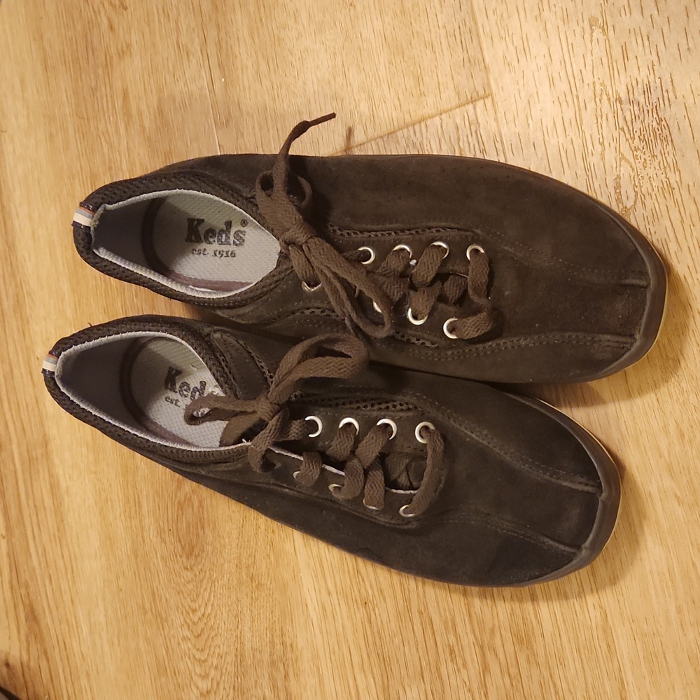 Women's size 8 Brown tie sneaker type shoes
